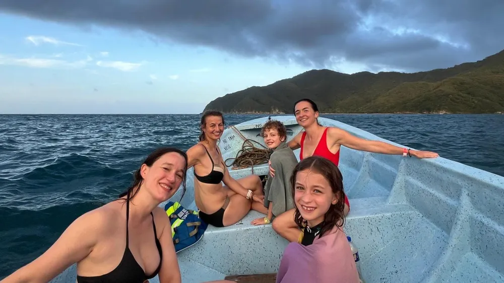 Guests arriving by Mirador boat